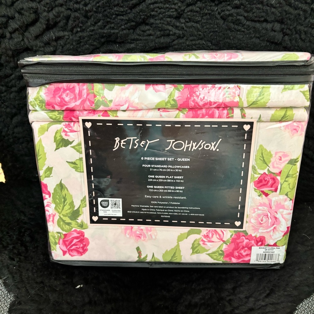 Betsey Johnson Queen size sheets. NEW.  Romantic Roses.  Pinks - Picture 3 of 5